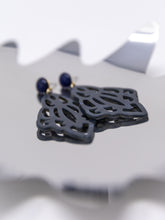 Laden Sie das Bild in den Galerie-Viewer, Clara Ornament-Ohrringe in Blau-Grau mit dunkelblauem Cabochon