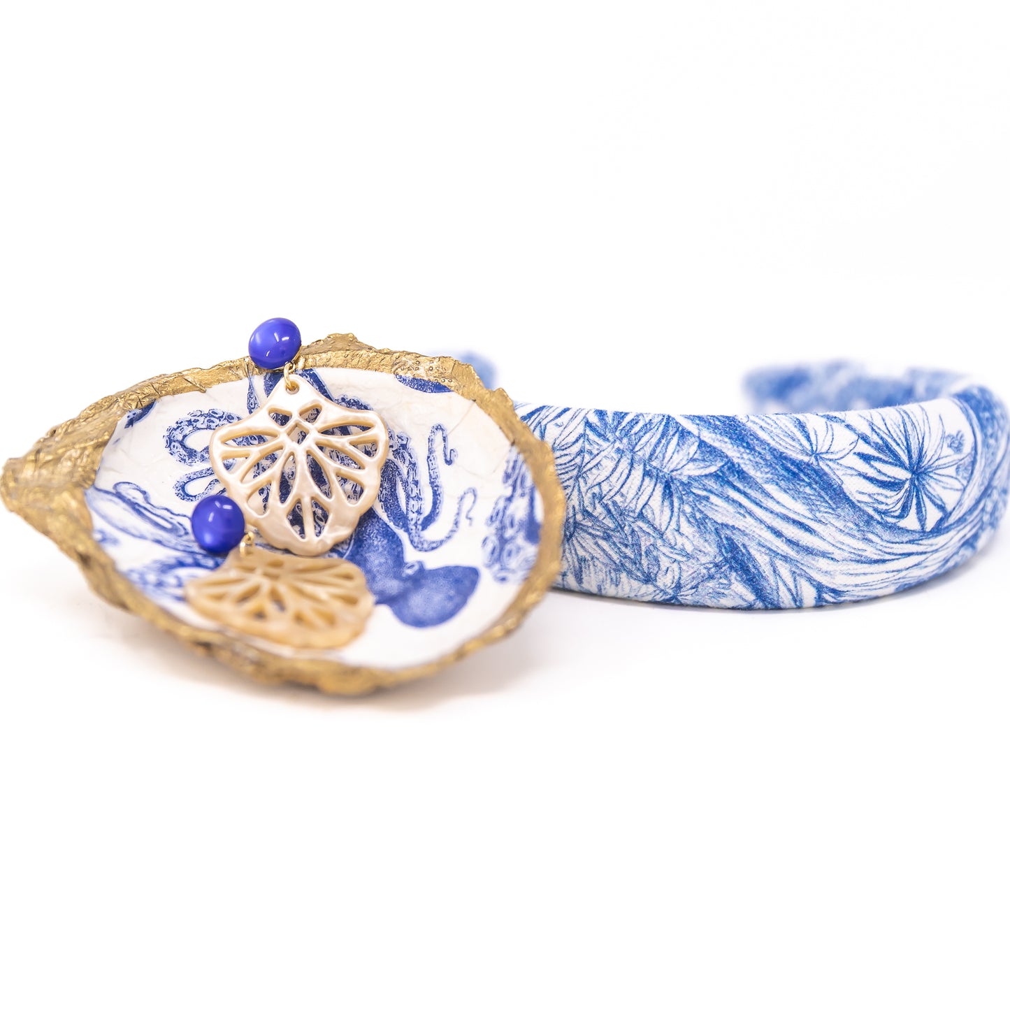 Pauline Ornament-Ohrringe in Hornoptik mit blauem Cabochon