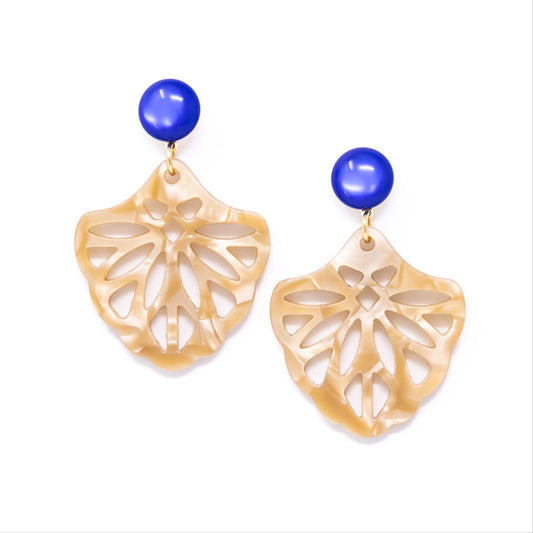 Pauline Ornament-Ohrringe in Hornoptik mit blauem Cabochon