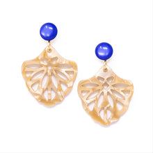 Laden Sie das Bild in den Galerie-Viewer, Pauline Ornament-Ohrringe in Hornoptik mit blauem Cabochon
