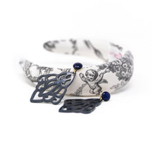 Laden Sie das Bild in den Galerie-Viewer, Clara Ornament-Ohrringe in Blau-Grau mit dunkelblauem Cabochon