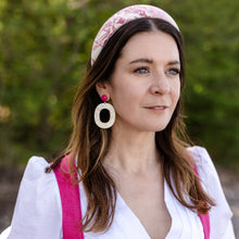 Laden Sie das Bild in den Galerie-Viewer, Alexa Ohrring in Hornoptik mit pinkem Cabochon