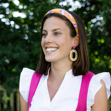 Laden Sie das Bild in den Galerie-Viewer, Alexa Ohrring in Hornoptik mit pinkem Cabochon