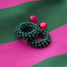 Laden Sie das Bild in den Galerie-Viewer, Tropfenohrringe Leni Grün - mit pinkem Cabochon