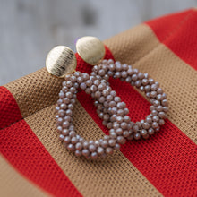 Laden Sie das Bild in den Galerie-Viewer, Tropfen Ohrringe in Taupe