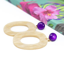 Laden Sie das Bild in den Galerie-Viewer, Statement-Ohrringe „Lila Cabochon“ – Hornoptik und Farbe
