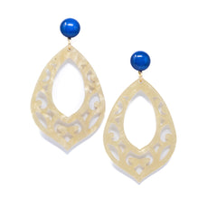 Laden Sie das Bild in den Galerie-Viewer, Grace Ornament-Ohrringe in Hornoptik mit royal blauem Cabochon