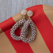 Laden Sie das Bild in den Galerie-Viewer, Tropfen Ohrringe in Taupe