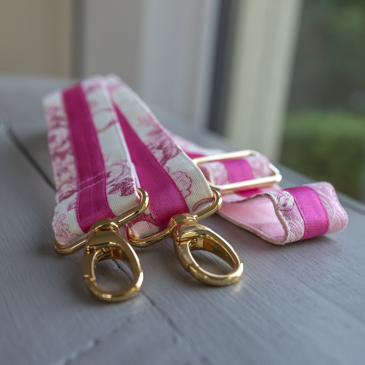 Taschengurt Helene Rosa – Toile de Jouy mit pinkem Ripsband