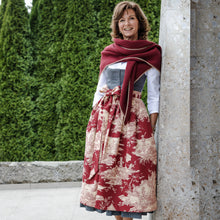 Laden Sie das Bild in den Galerie-Viewer, Baumwoll-Dirndlschürze Helene in Burgund