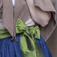 Laden Sie das Bild in den Galerie-Viewer, Seiden-Dirndlschürze Viktoria Dunkelblau