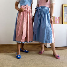 Laden Sie das Bild in den Galerie-Viewer, Seiden-Dirndlschürze Viktoria Altrosa