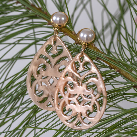 Annabelle - Ornament Ohrringe in Peach mit Perlenstecker