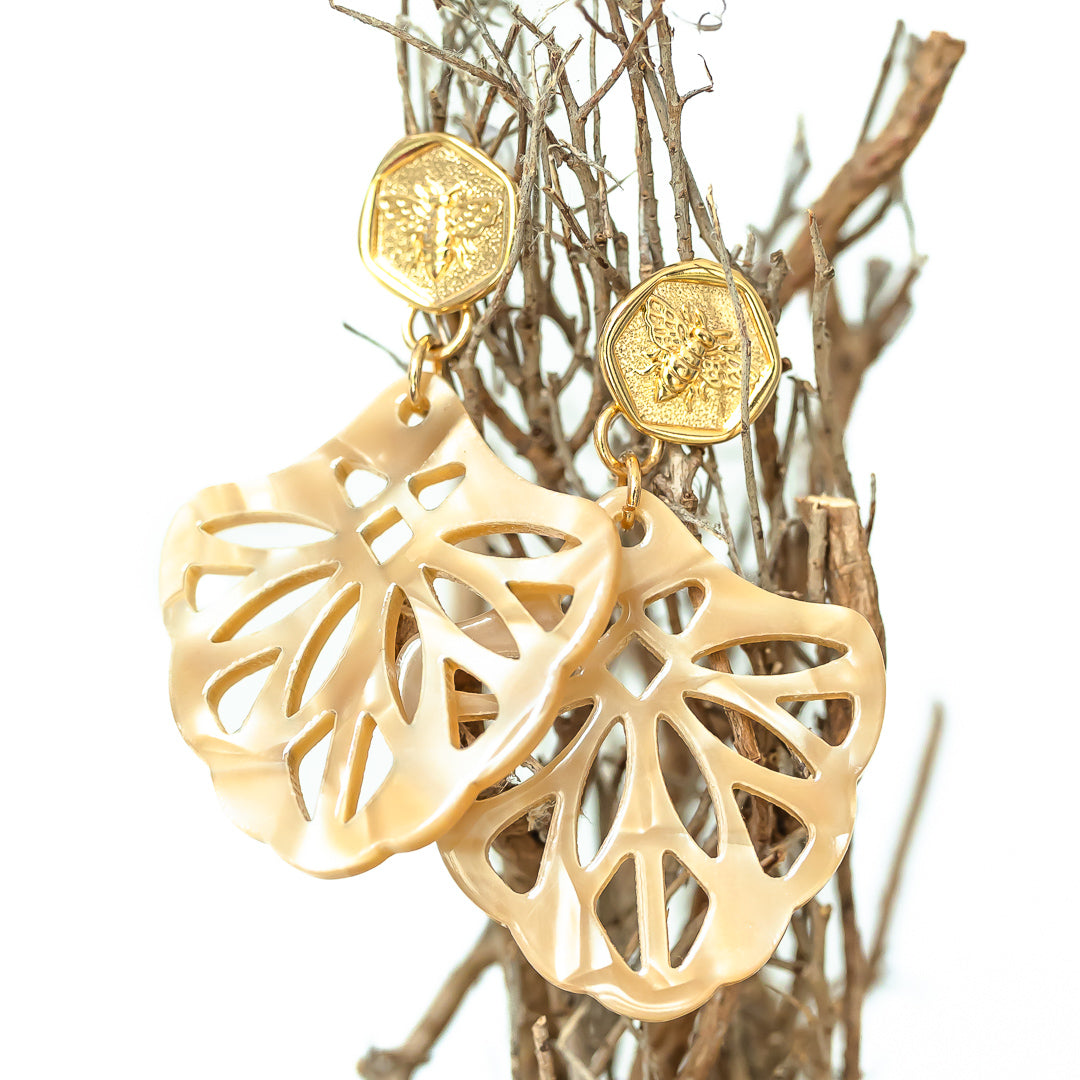 Pauline Ornament-Ohrringe in Hornoptik mit goldenen Steckern