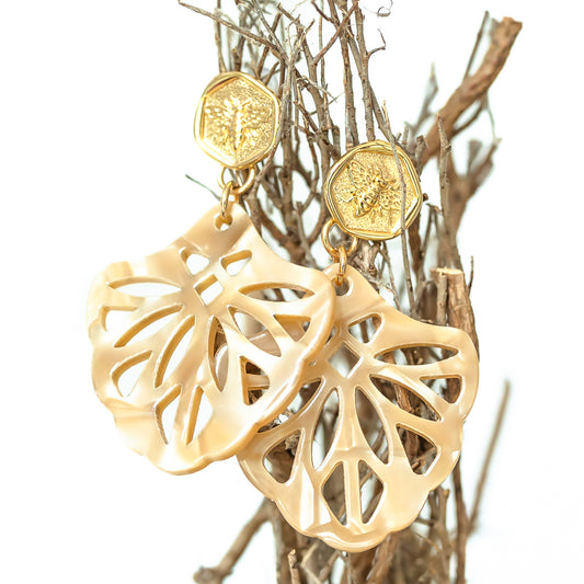 Pauline Ornament-Ohrringe in Hornoptik mit goldenen Steckern