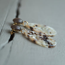 Laden Sie das Bild in den Galerie-Viewer, Annabelle - Ornament Ohrringe in Hornoptik

