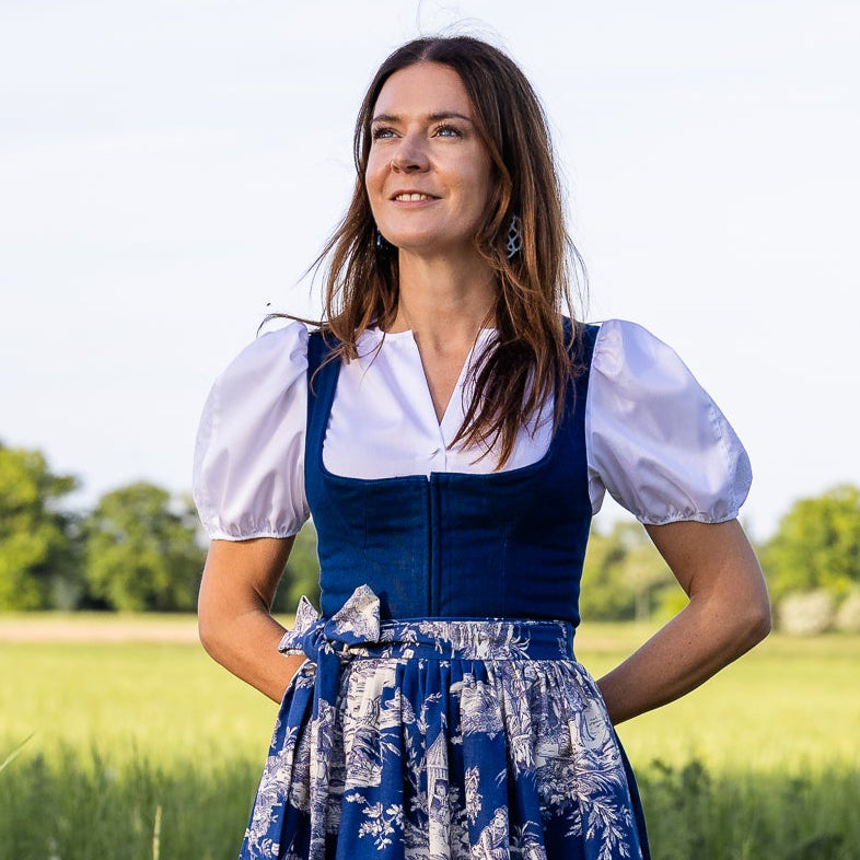 Baumwoll-Dirndlschürze Sarah – Blau Toile de Jouy