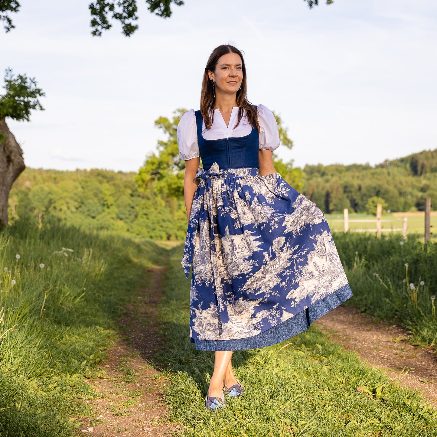 Baumwoll-Dirndlschürze Sarah – Blau Toile de Jouy