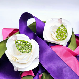 Annabelle Ornament-Ohrringe in Grasgrün und Rosa