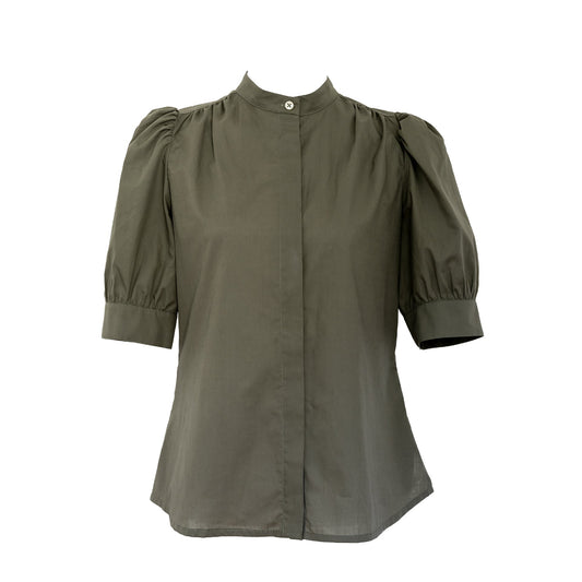 Bluse in Moosgrün mit Stehkragen und Puffärmeln, Frontansicht