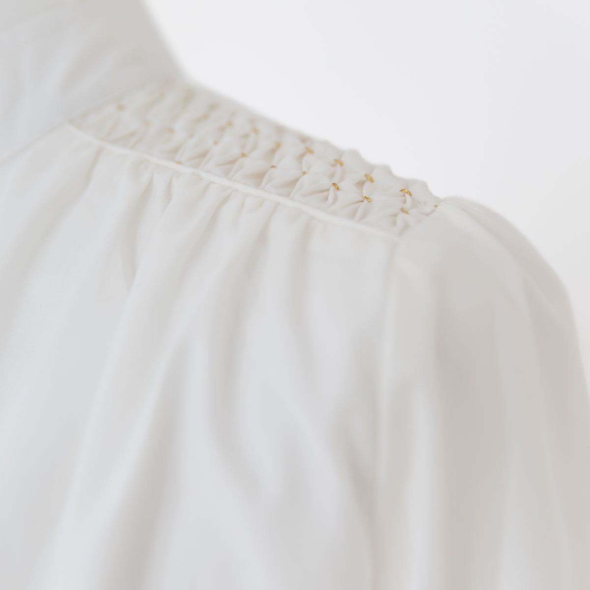 Bluse in Ecru - Detailaufnahme Smokeeinsatz an Schulter