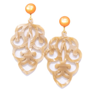Carlotta Ornament-Ohrringe in Hornoptik mit Orange
