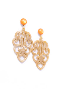Carlotta Ornament-Ohrringe in Hornoptik mit Orange