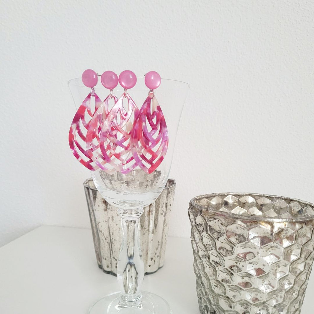 Carola Ornament-Ohrringe in Multicolor Pink und Azalea Pink