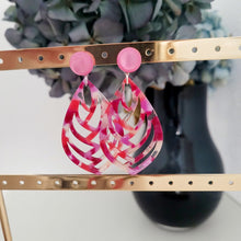 Laden Sie das Bild in den Galerie-Viewer, Carola Ornament-Ohrringe in Multicolor Pink und Azalea Pink
