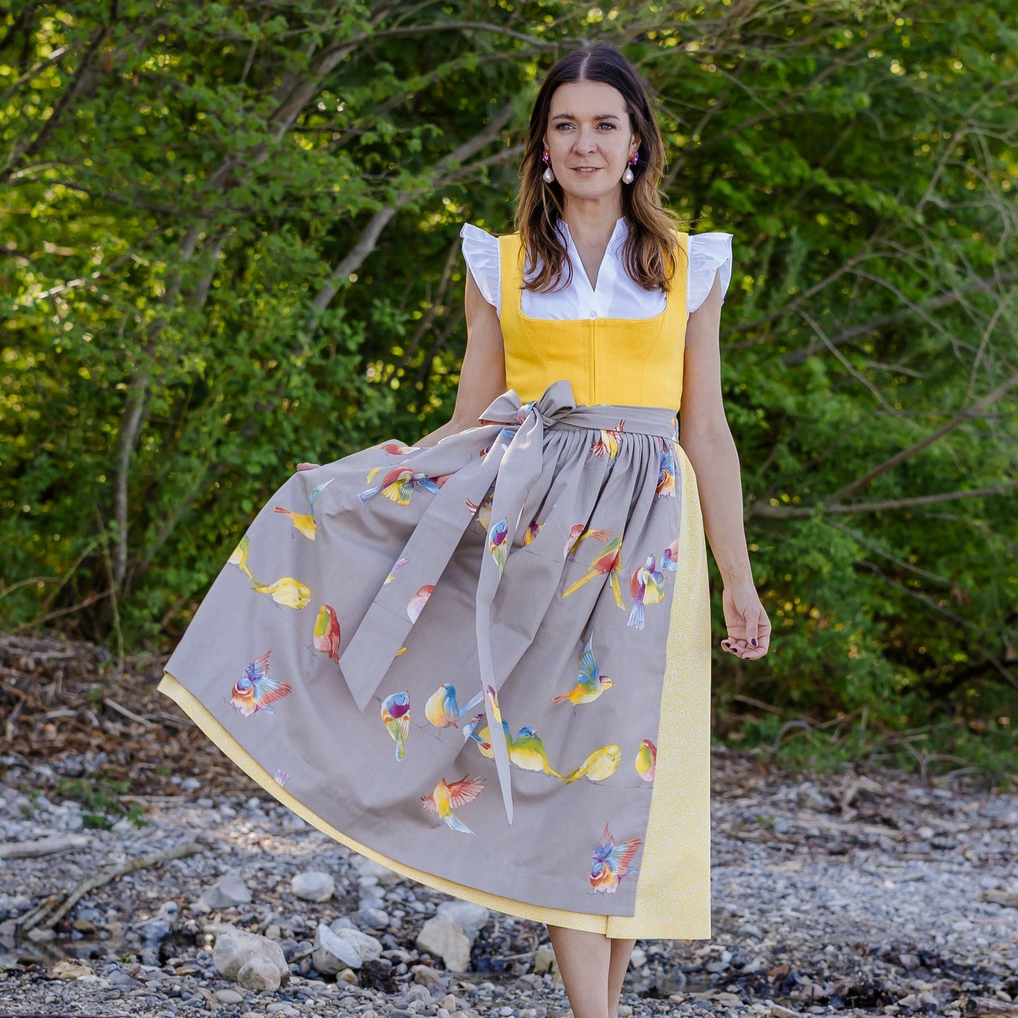 Dirndl in Sonnengelb mit Spatzen Dirndlschürze