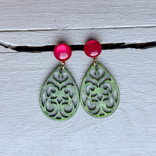 Annabelle - Ornament Ohrringe in Grün mit pinkem Cabochon