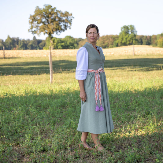 Lace Belt auf Schilf färbenden Dirndl ohne Schürze