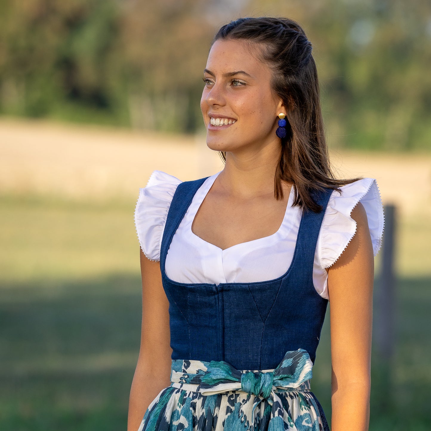 Dirndlbluse "Ellai" mit Herz-Ausschnitt und Flügelarm - Waldorff