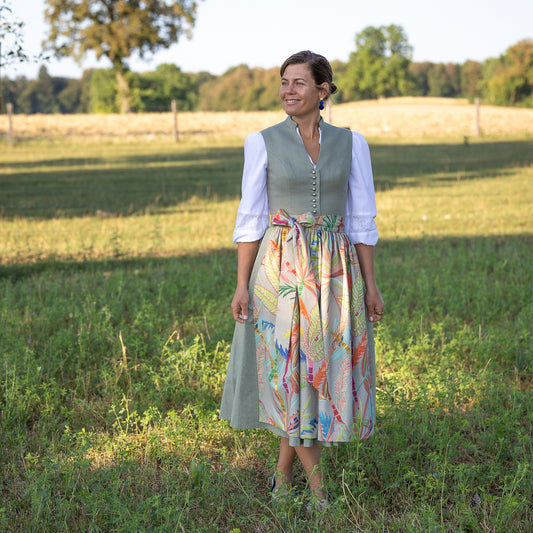 Dirndl Sophie Leinen Mieder Salbei mit dirndlschürze Florales Muster Frontansicht