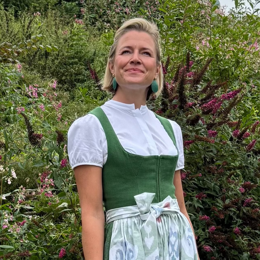 Dirndlschürze Ornamente auf grünem Dirndl