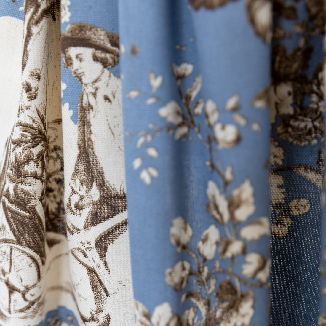 Dirndlschürze Antonia in Rauchblau mit sepiabraunem Toile de Jouy Landleben-Muster Detail
