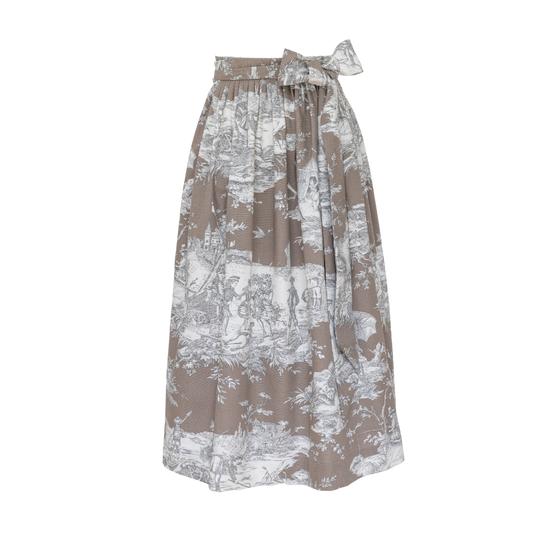 Baumwoll-Dirndlschürze Sarah in Taupe mit opulentem Toile de Jouy Muster, Vorderansicht am Dirndl