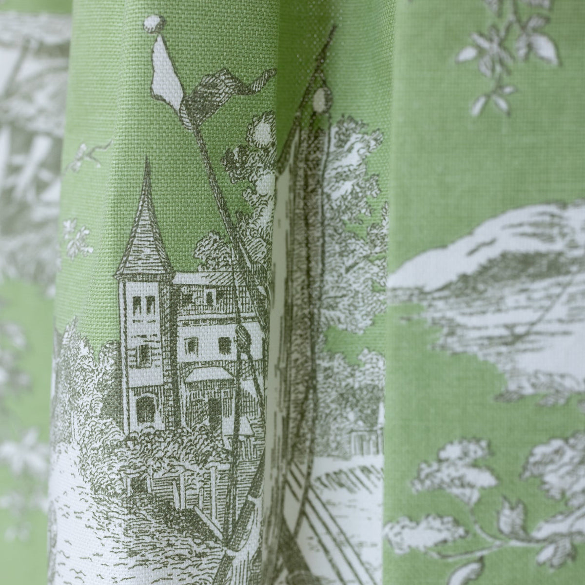 Baumwoll-Dirndlschürze Sarah in Pistaziengrün mit opulentem Toile de Jouy Muster,