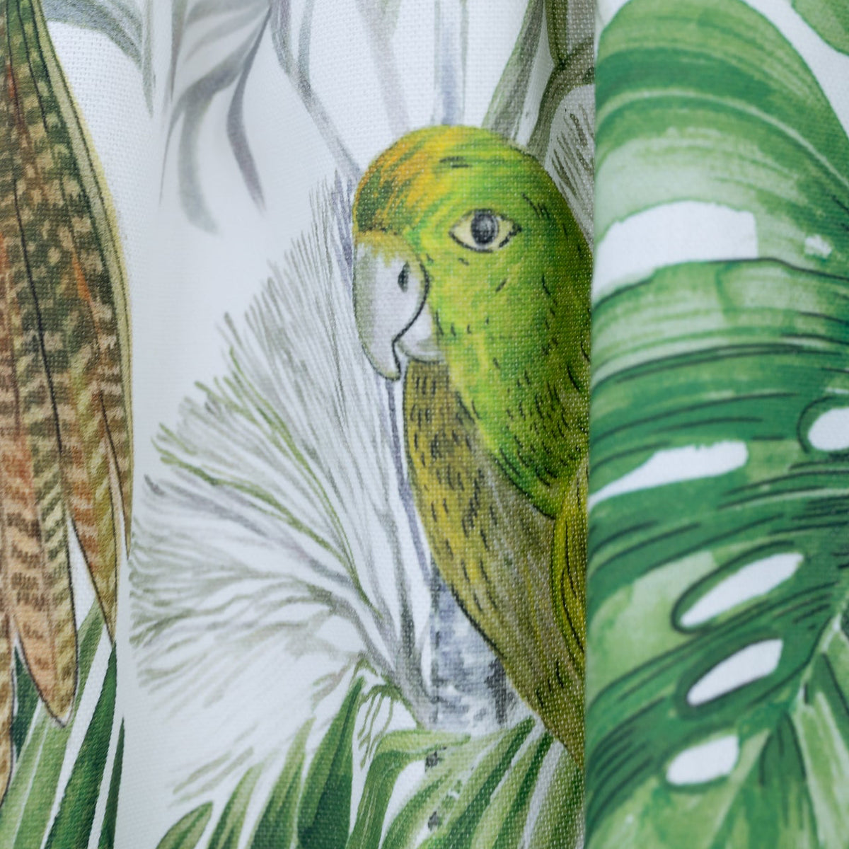 Detailansicht der Print  der Dirndlschürze Tilda mit Papagei- und Palmblatt