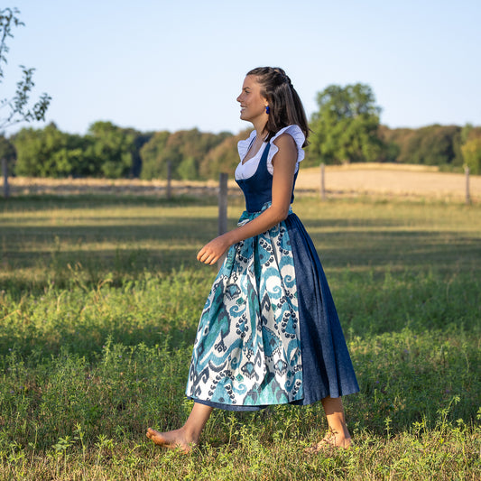 Seitliche Ansicht, Dirndlschürze Carlotta in Blau tönen kombiniert mit dem Dirndl Josefine in dunkellau mit Leinendirndl