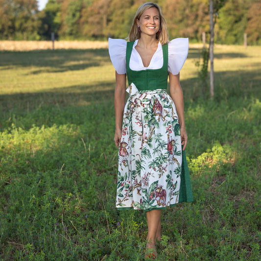Frontansicht Dirndlschürze mit Äffchen Motiv von Josefine Tracht auf dunkelgrünem Leinen Dirndl Josefine