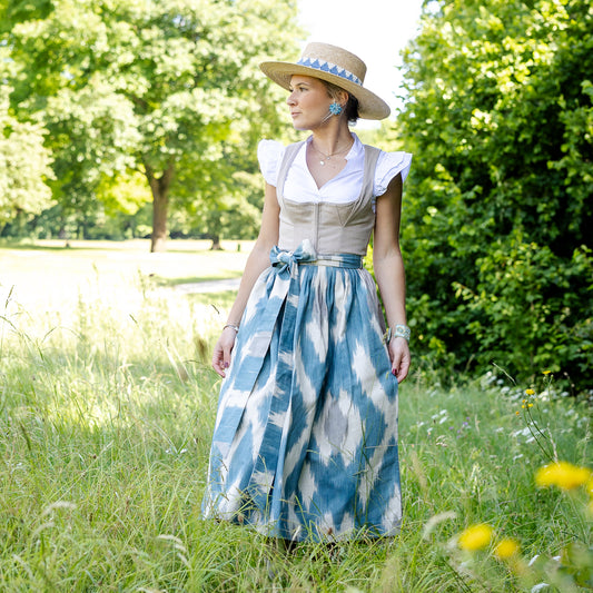 Dirndlschürze mit Ikat Muster in blau