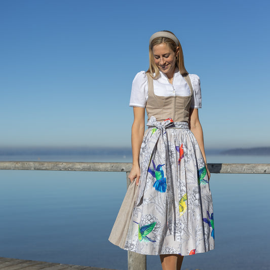 DIRNDLSCHÜRZE AUSGEFALLEN MIT KOLIBRIS