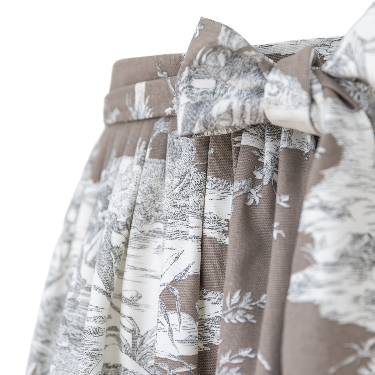 Baumwoll-Dirndlschürze Sarah in Taupe mit opulentem Toile de Jouy Muster, Detailansicht Schürze