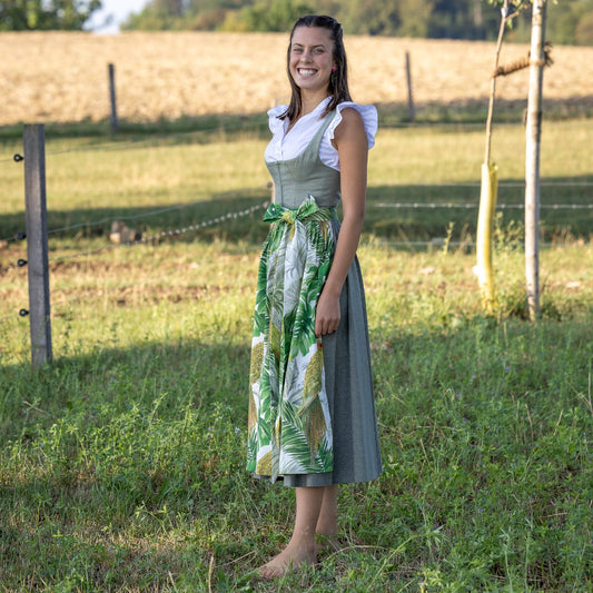 Dirndlschürze mit Papageien auf Schilf färbenden Dirndl