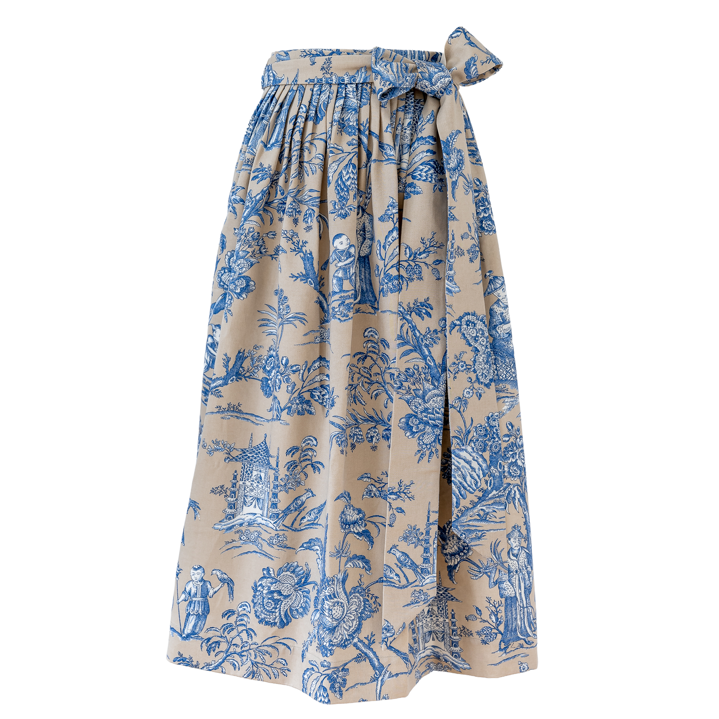 Schürze Louise Bleu – Dirndlschürze aus Toile de Jouy Stoff in Blau
Die Dirndlschürze Louise Bleu vereint klassischen Landhausstil mit zeitloser Eleganz. Der hochwertige Toile de Jouy Stoff in Blau auf Naturgrund verleiht jedem Dirndl eine besondere Tiefe und eine ruhige, edle Ausstrahlung.
Das detailreiche Muster erinnert an traditionelle französische Stoffe und bringt gleichzeitig eine leichte, sommerliche Frische in Deinen Look.
Ob zu schlichten Dirndln als stilvoller Blickfang oder Ton in Ton für einen 