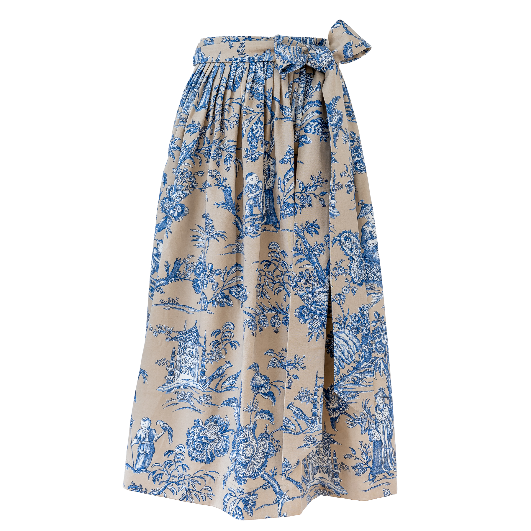 Schürze Louise Bleu – Dirndlschürze aus Toile de Jouy Stoff in Blau
Die Dirndlschürze Louise Bleu vereint klassischen Landhausstil mit zeitloser Eleganz. Der hochwertige Toile de Jouy Stoff in Blau auf Naturgrund verleiht jedem Dirndl eine besondere Tiefe und eine ruhige, edle Ausstrahlung.
Das detailreiche Muster erinnert an traditionelle französische Stoffe und bringt gleichzeitig eine leichte, sommerliche Frische in Deinen Look.
Ob zu schlichten Dirndln als stilvoller Blickfang oder Ton in Ton für einen 
