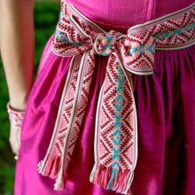 Laden Sie das Bild in den Galerie-Viewer, Fringed Belt Pink
