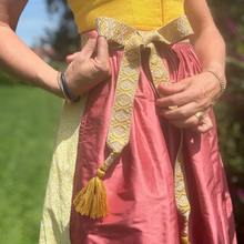 Laden Sie das Bild in den Galerie-Viewer, Gelbes Dirndl   Seidenschürze und Dirndl Belt Gürtel
