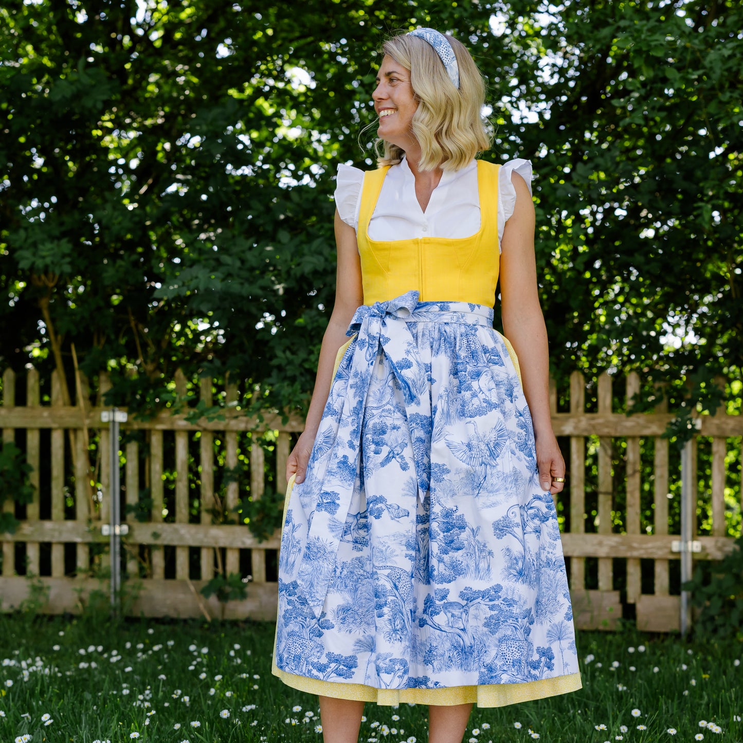 Gelbes DIrndl mit blau gemusterter Toile Schürze